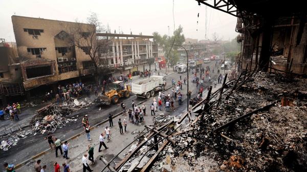 Una postal del brutal atentado en el centro de Bagdad que dejó docenas de muertos (AP)