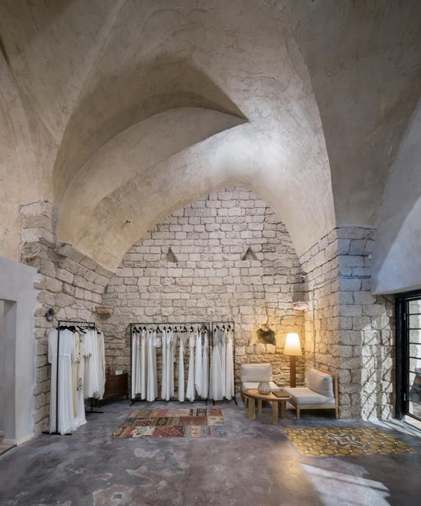 La tienda ubicada en el antiguo barrio de Yaffa recrea la atmósfera del antiguo medio oriente. Maskit también dispone de una colección de novias con piezas que destilan simpleza, elegancia y bordados exclusivos