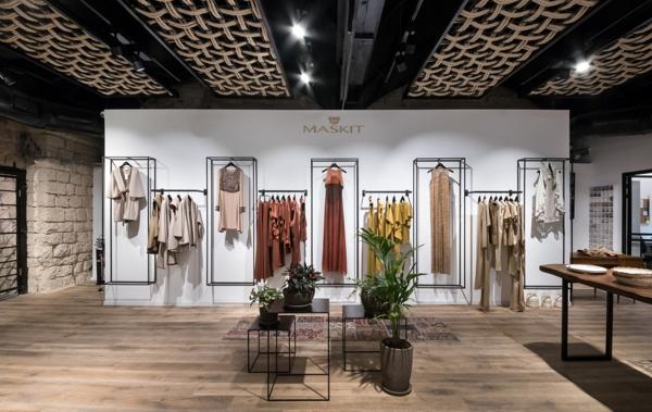 Prendas minimalistas en géneros como lino y seda donde el protagonista el el bordado artesanal con materiales naturales como perlas, madera y metales