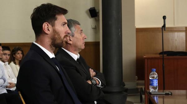 Lionel Messi y su padre Jorge en una de sus citaciones ante la Justicia (AP)