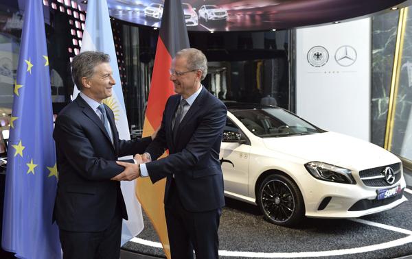 Mauricio Macri estrecha la mano del jefe de Mercedes-Benz Vans, Volker Mornhinweg (EFE)