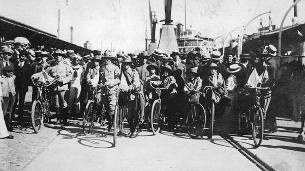 Los ciclistas exploradores uruguayos fueron la primera delegación extranjera en llegar a suelo argentino para la celebración.