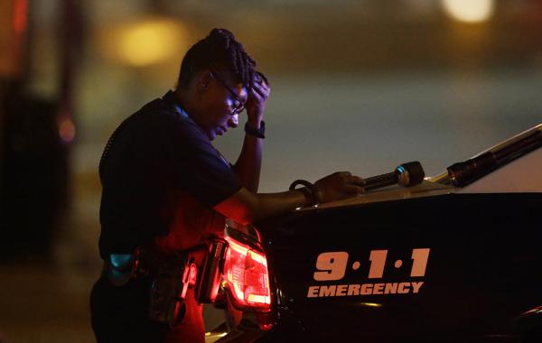Una oficial de policía en la noche de Dallas en la que murieron cinco de sus compañeros (AP)