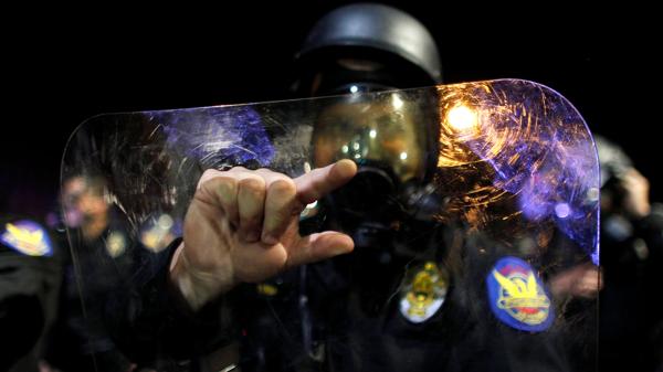 Un oficial de policía durante la protesta de Dallas (Reuters)