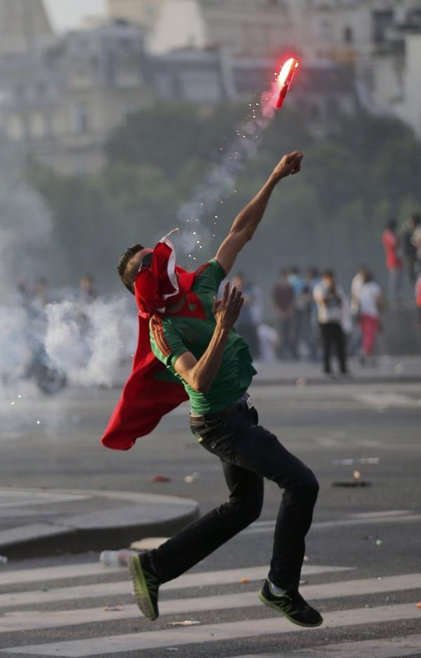 Un portugués lanza una bengala durante los disturbios previos al inicio del partido (Reuters)