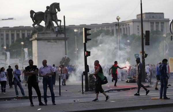 Las adyacencias de la Torre Eiffel fueron escenario de batallas entre fanáticos y policías (Reuters)