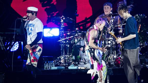 Confundieron a los Red Hot Chili Peppers con Metallica: terminaron firmando discos y fotos