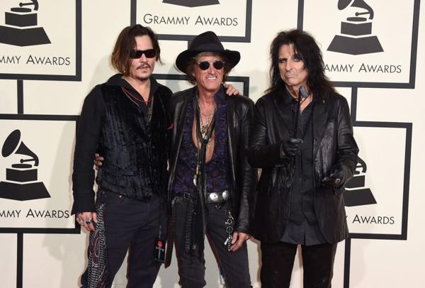 El trío Hollywood Vampires, en la entrada de los premios Grammy