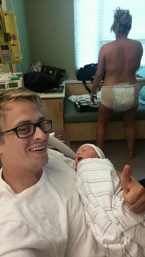 La imagen de Amanda Bacon que recorrió el mundo. Una fotografía cruda que muestra la maternidad tal cual es, sin filtros de Instagram