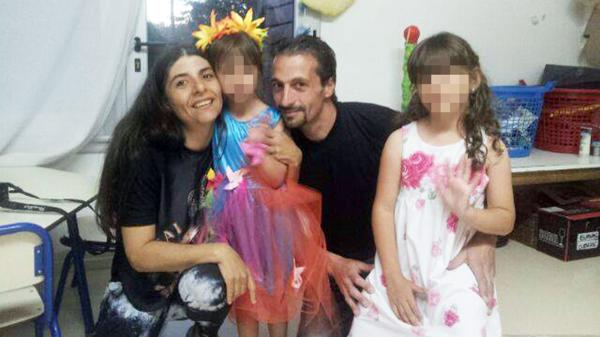 Junto a su mujer y sus hijas