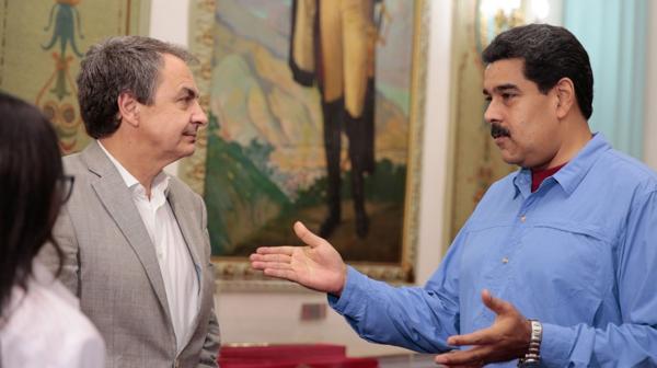 José Luis Rodríguez Zapatero, ex presidente de España y mediador, junto a Maduro (EFE)