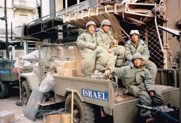 Los soldados israelíes vinieron con vehículos especiales y maquinaria pesada