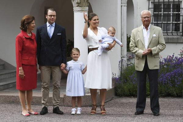 La familia real sueca. Desde la izquierda: la reina Silvia de Suecia, el príncipe Daniel, la princesa Estelle, la princesa heredera Victoria con su hijo menor el principe Oscar, y el rey Carlos XVI Gustavo de Suecia en una foto de julio de 2016 (AFP)
