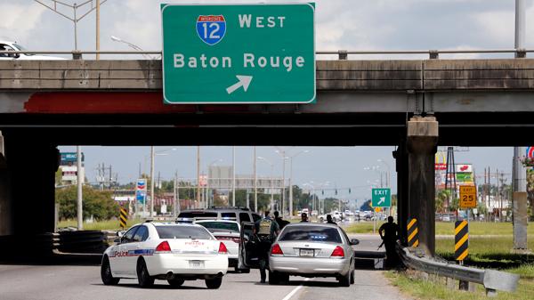 Un grupo de policías de Baton Rouge custodia el lugar donde se produjo el mortal tiroteo. (Reuters)