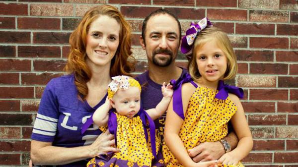 El policía asesinado Matthew Gerald en otra imagen, junto con su esposa y sus dos hijas