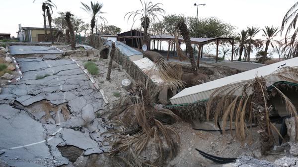 Aquí la ruta de acceso a la playa se hundió y todo el área quedó inhabilitada (AFP)