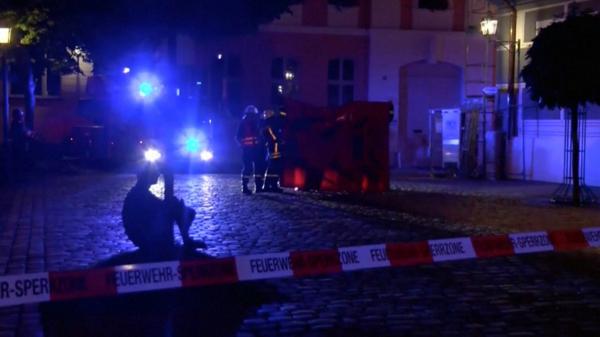 Personal de emergencia asiste la zona, en Ansbach (Reuters)