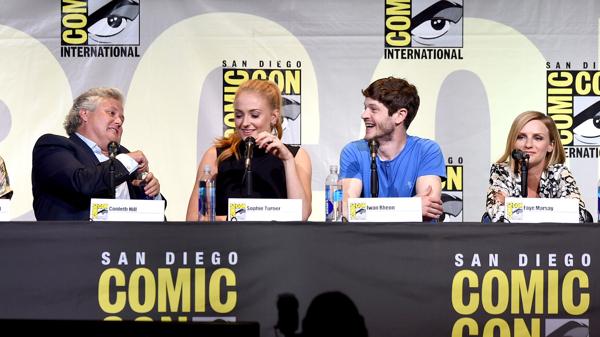 Los actores Conleth Hill, Sophie Turner, Iwan Rheon, y Faye Marsay en el panel de “Game Of Thrones” durante la Comic-Con de San Diego (AFP)