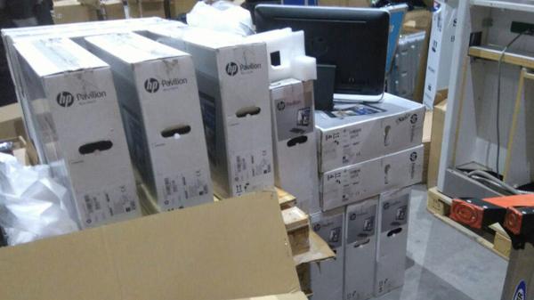 Había gran cantidad de equipos electrónicos e informáticos