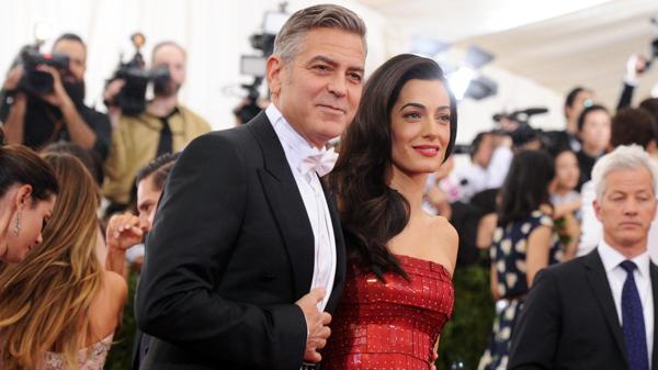George Clooney y su esposa Amal Alamuddin (AP)