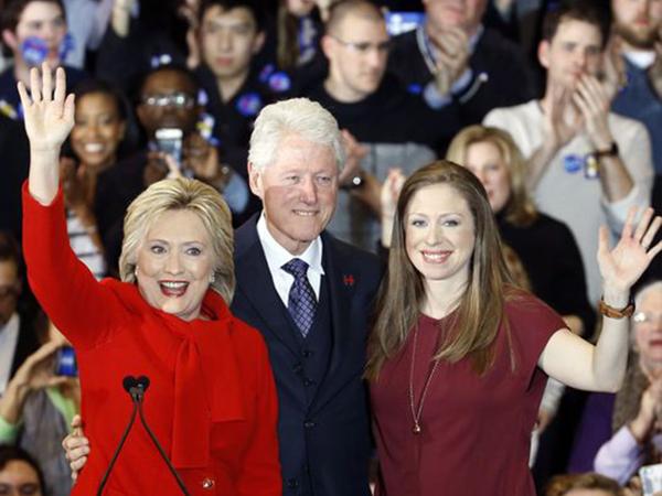Hillary y Bill Clinton, y la única hija de ambos, Chelsea (AP)