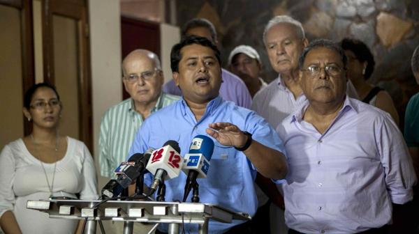 Los diputados desplazados hablaron con la prensa (EFE)