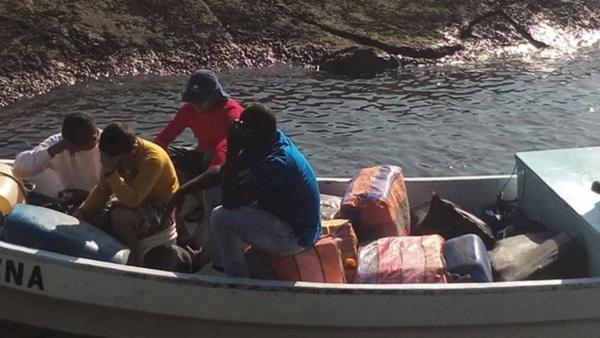 Una de las lanchas que transportan cocaína fraccionada desde la costa de Guatemala, al ser detenida (Policía de Guatemala)
