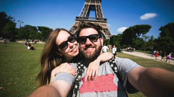 Nada mejor que una cita en la Torre Eiffel (Shutterstock)