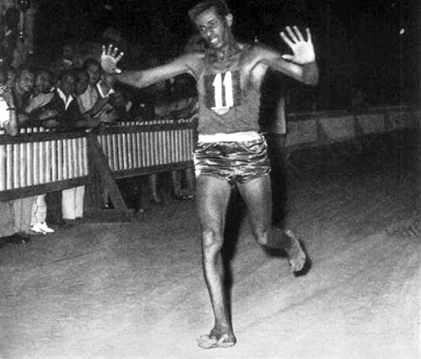 El atleta Abebe Bikila, de Etiopía, corrió y ganó descalzo la maratón de Roma 1960 y la de Tokio 1964, a solo cinco semanas de haber sido operado de apendicitis.