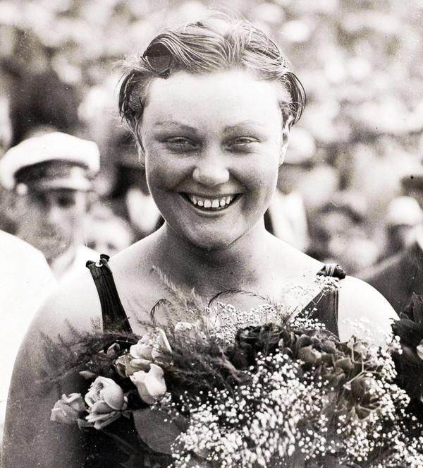 A la alemana Hilde Schrader se le rompió el traje de baño y uno de sus pechos quedó al aire, fue tal el pudor que quiso terminar cuanto antes y ganó la competencia.