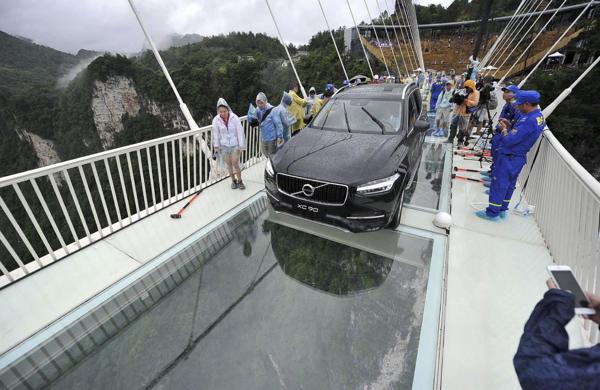También hicieron pruebas con autos y camiones (AP)