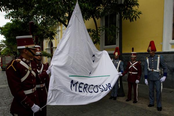 Militares venezolanos participan en la izada de bandera de Mercosur en la entrada de la sede protocolar de la cancillería de Venezuela (EFE)