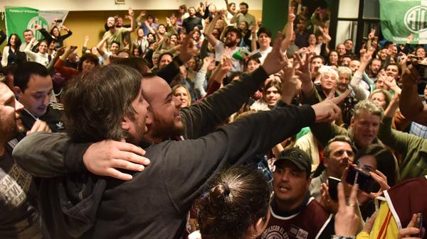 El dirigente kirchnerista se saca fotos con la gente en un acto de ATE Capital