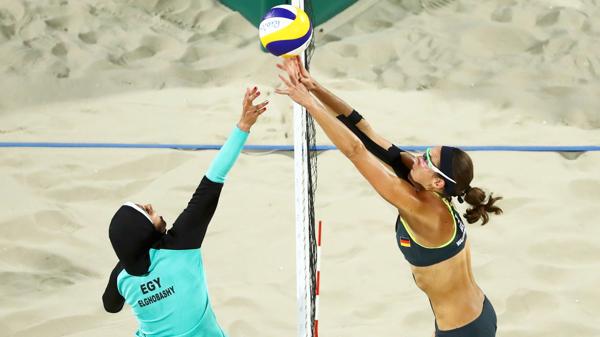 Una jugadora alemana y una egipcia disputan una pelota en la red (Reuters)