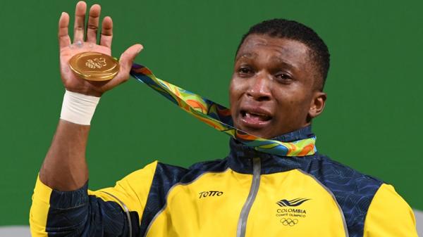 Figueroa lloró de emoción con la medalla de oro entre sus manos (AFP)