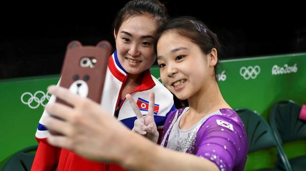 Las gimnastas Hong Un-jong, de Corea del Norte, y Lee Eun-ju, de Corea del Sur, hicieron una selfie que se volvió viral (Reuters)