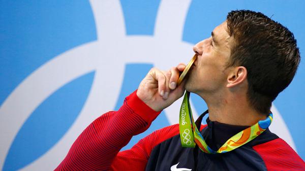 Phelps besa la medalla dorada que consiguió en los 400 x 100 en equipo (Reuters)