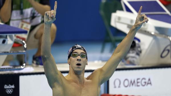 Phelps festeja su 24 medalla en la historia de los Juegos (AP)