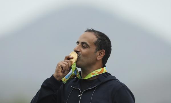 Fehaid Aldeehani besa su medalla de oro (AP)