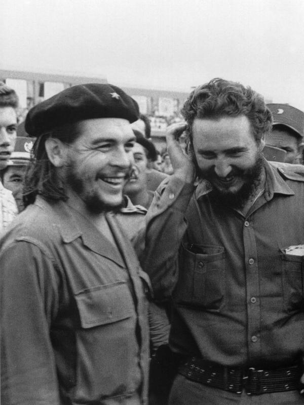 Fidel Castro junto al “Che” Guevara, enero de 1960 (AFP)