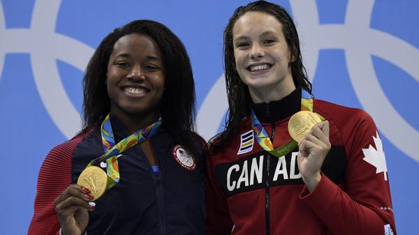 Simone Manuel compartió el primer puesto con la canadiense (AFP)