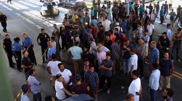 Una multitud se congregó frente a la escena del crimen (The New York Times)