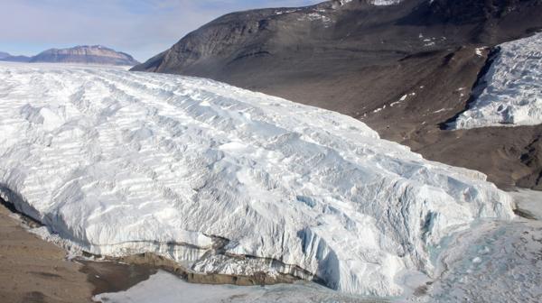 El glaciar Taylor, lugar por el que fluyen las Cataratas de Sangre