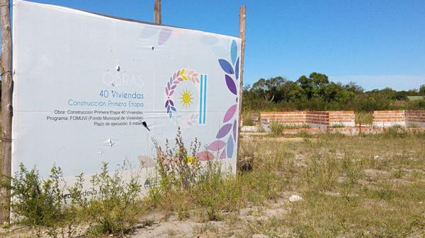 El cartel que prometía la construcción de 40 viviendas en Corrientes