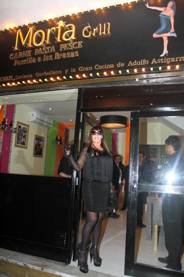 Moria Casán en la puerta de Moria Grill, su restaurante