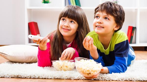 Los niños pasan varias horas al día frente a las pantallas y acompañan el hábito con una alimentación poco saludable (Shutterstock)