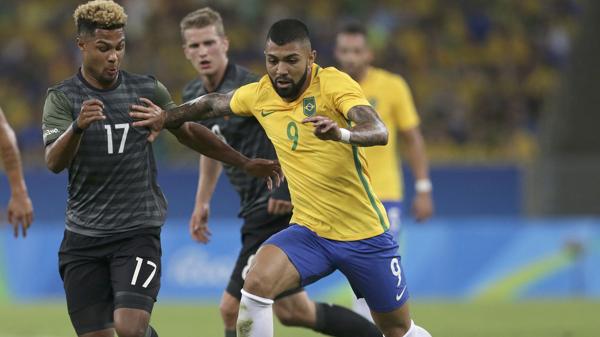 Gabriel Barbosa y Serge Gnabry disputan el balón en la final de los Juegos de Río (Reuters)