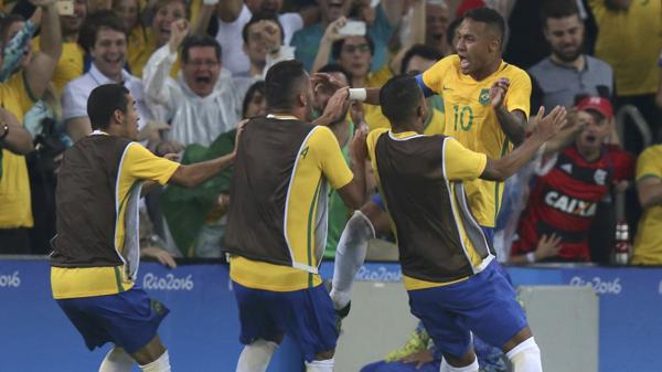 Neymar fue el héroe en la definición por penales, pateando el último que le dio el triunfo por 5-4 (Reuters)