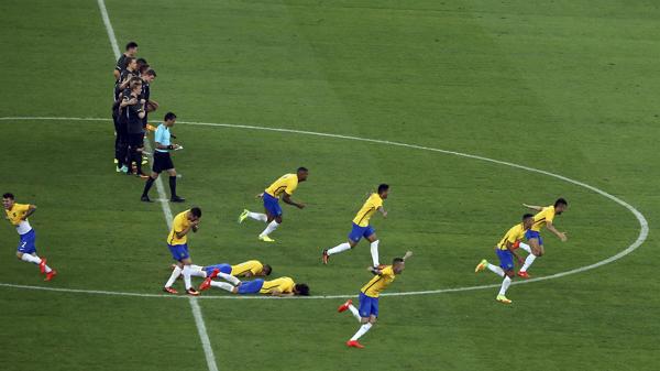 Sufrimiento, euforia y locura en los brasileños en el final de la tanda de penales (Reuters)