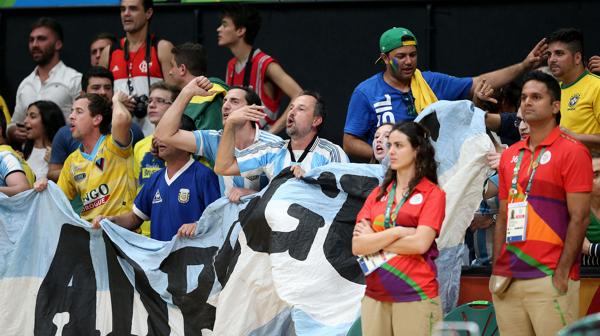 El aliento de los argentinos cerca de los brasileños preocupó a los protagonistas (Nicolás Stulberg)